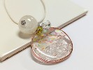 水面に映える虹色ペンダント